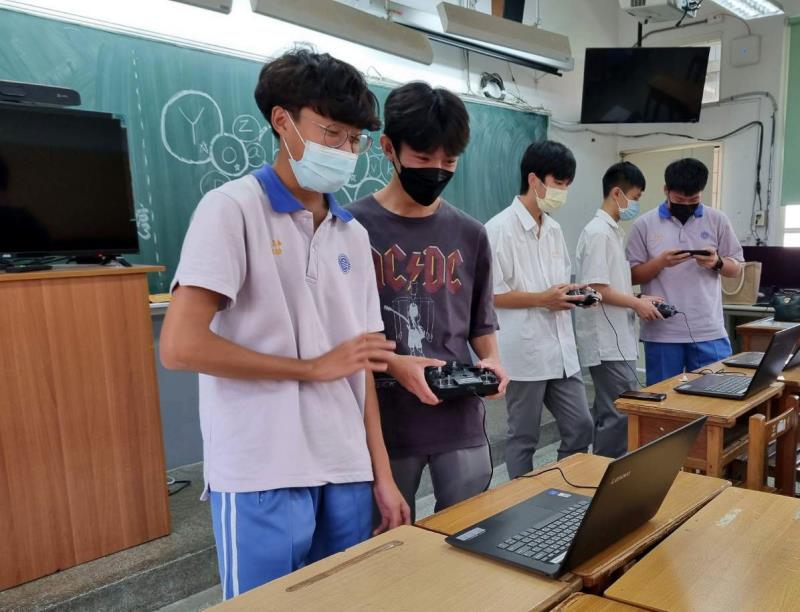三民高中攜手華梵大學  無人機課程助學生夢想起飛