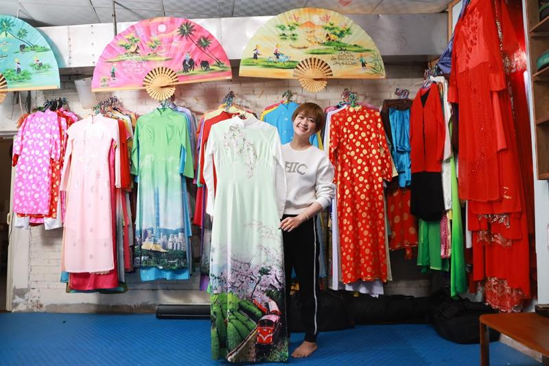 阮金紅將阿里山小火車的圖樣印在越南傳統服飾奧黛上，也是台越文化交融的展現。（攝影：王騰毅）