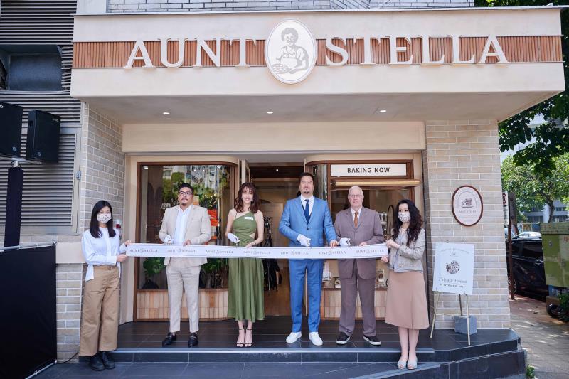  Aunt Stella 詩特莉形象店開幕活動，（左起）品牌總經理Jack崔峻傑、藝人陳庭妮、品牌董事長Justin Dunkle、品牌創辦人Joseph Dunkle等人一同合影。