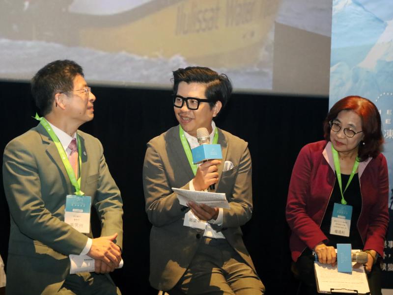 首映會後歐萊德董事長葛望平(中)與玉山銀行董事長黃男州(左)共同分享觀後感想。