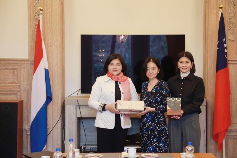 雲林縣縣長張麗善(左)與駐荷代表處與駐荷代表陳欣新(中)、雲林文化處長陳璧君(右)進行雙方交流。