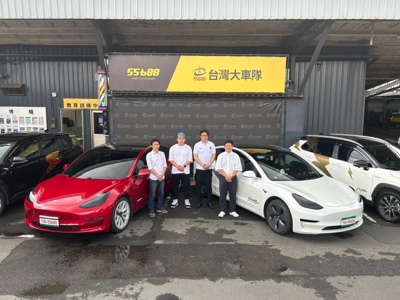 55688台灣大車隊多元計程車品牌全新車身識別，展現品牌活力和現代感。