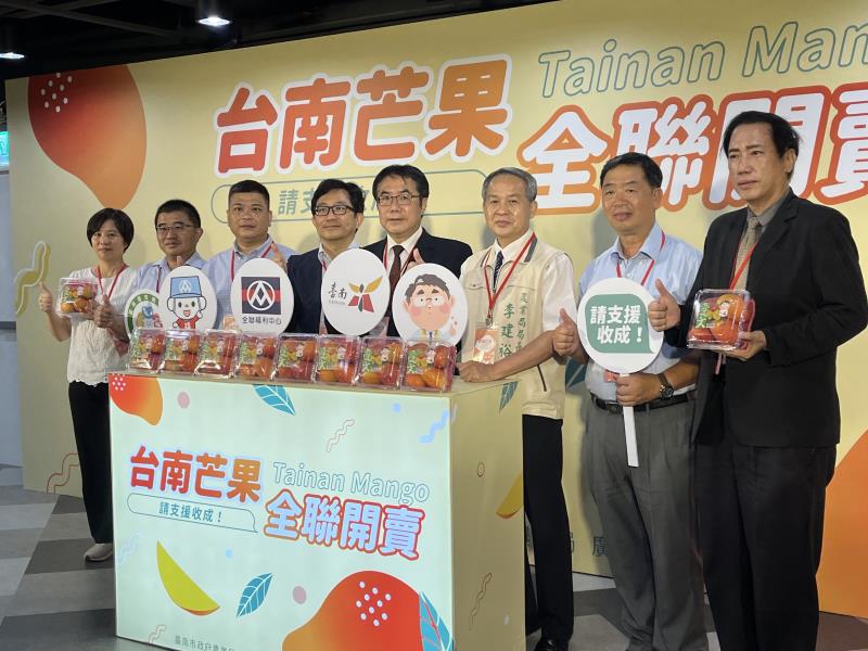 台南芒果於7/7-7/20在全台全聯上架，今(6)日舉辦記者會，全聯行銷協理劉鴻徵(右5)、台南市長黃偉哲(右4)、台南農業局長李建裕(右3)、台南新聞及國際關係處長蘇恩恩(右1)及貴賓合照。