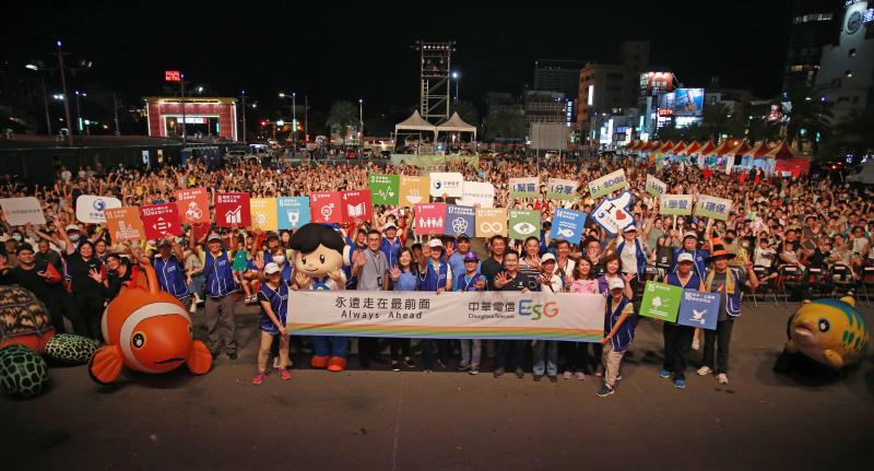 中華電信在花蓮市東大門夜市廣場舉辦「永續家庭日」，現場中華電信花蓮營運處總經理趙羚、企業溝通處副總經理張世忠、台灣諾基亞業務總經理朱孝萱、台灣愛立信總經理周大企、宏華國際資深副總鄭淇元、神腦國際協理賴文凱、台灣世界展望會東區辦事處區處長蕭文榮、台灣玩具圖書館協會副理事長劉富森、東華大學文具物流中心計畫教授白益豪攜手與現場逾3000名民眾合照。(中華電信提供)