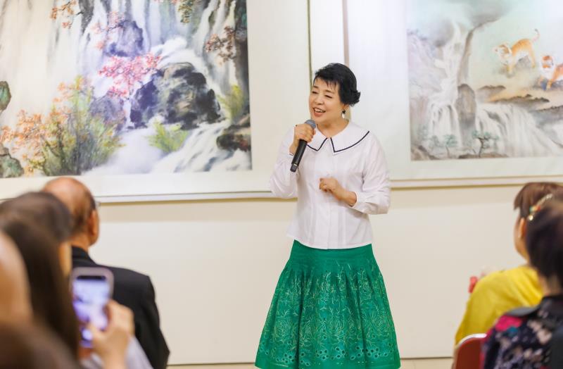聲樂家簡文秀為「日月麗天」陳麗雀彩墨畫展開幕式獻唱。