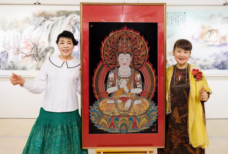 彩墨畫家陳麗雀遵從上師叮囑餽贈大日如來彩墨畫予有緣人聲樂家簡文秀。