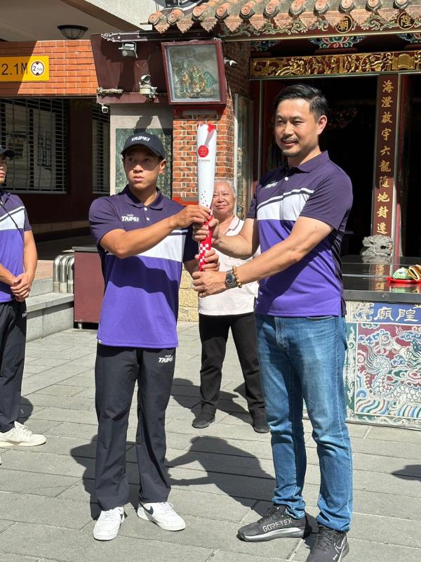 台北市火炬手是由輕艇代表隊選手擔任，與臺北市政府體育局局長王泓翔一同迎聖火。