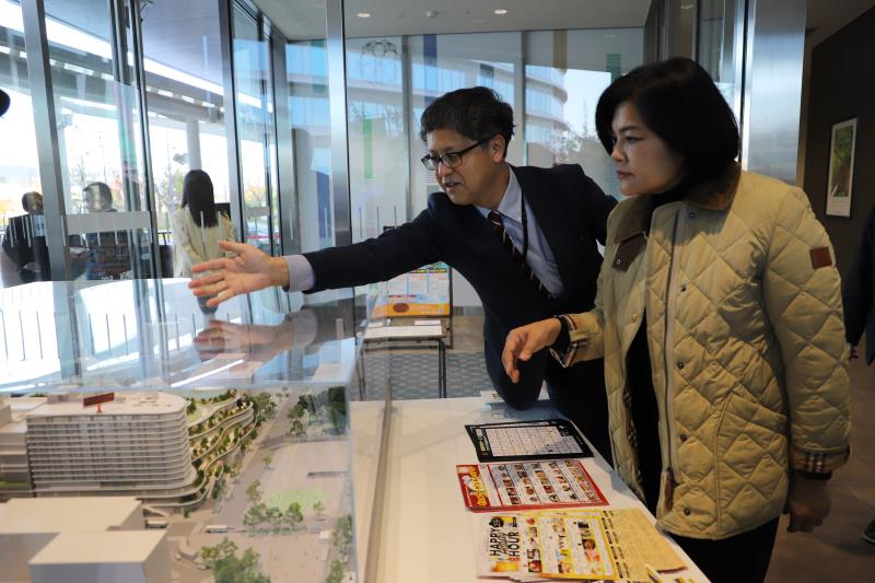 SAKURA MACHI Kumamoto取締役山田大志向張麗善縣長說明轉運站及複合式商場規畫。