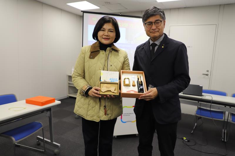 SAKURA MACHI Kumamoto社長渡邊晉司與張麗善縣長。