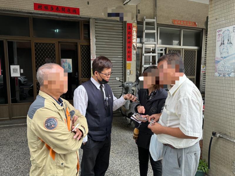 劉秉頷（左二）表示，儘管這次的尋親任務耽誤了營業時間，但能夠幫助別人，圓滿乘客的人生路程，一切都是值得的。