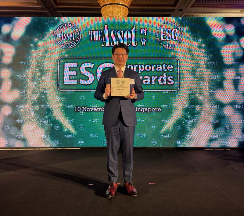中華電三度獲頒The Asset ESG Corporate Awards最高榮譽玉璽獎(Jade Award)，由中華電信財務長陳宇紳代表受獎。 (中華電信提供)