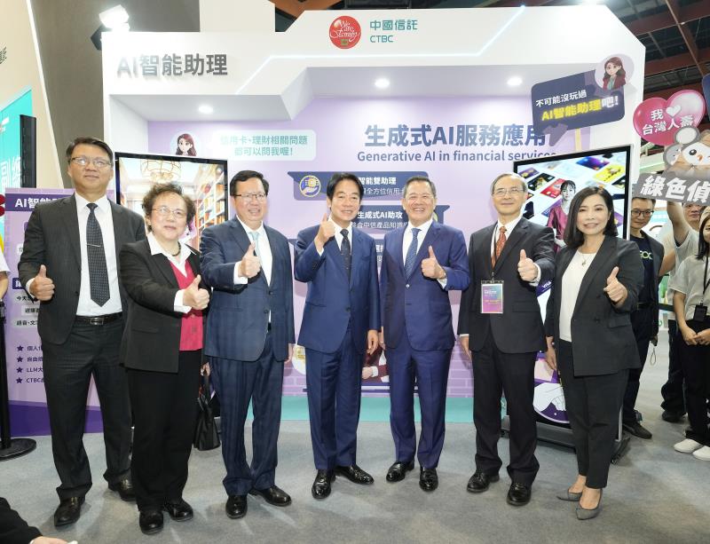 中信金控參與2023台北國際金融博覽會，副總統賴清德（中）親臨中國信託展區體驗，行政院副院長鄭文燦（左三）、金管會副主委蕭翠玲（左二）、財政部政務次長阮清華（右二）、中信銀行董事長利明献（右三）、中信銀行個人金融執行長楊淑惠（右一）、中信金控科技長賈景光（左一）共同出席。／中信金控提供