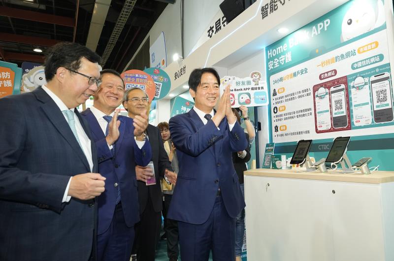 中信金控參與2023台北國際金融博覽會，副總統賴清德親臨中國信託展區體驗。／中信金控提供