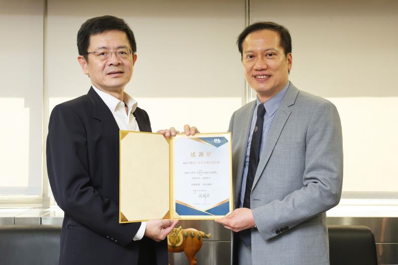 中央社致感謝狀。由時任中央社社長張瑞昌(左)致台北市會計師公會理事長傅文芳(右)代表合影。