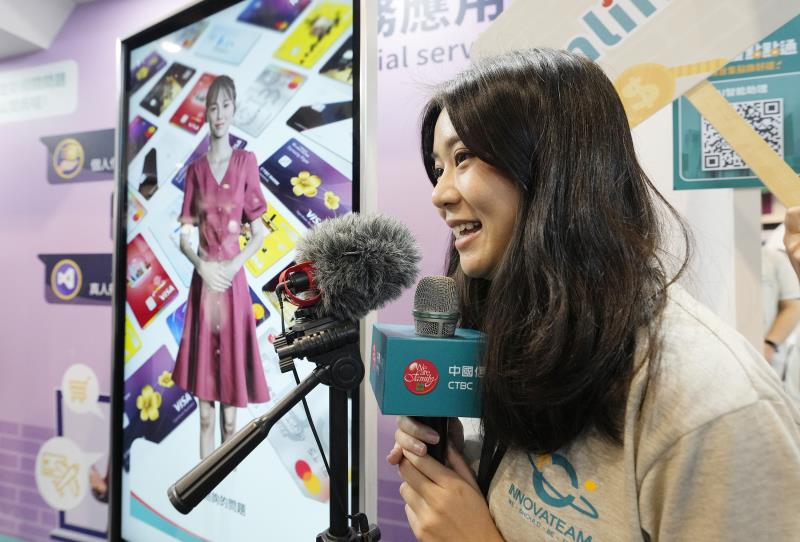 中信銀行首度曝光運用生成式AI研發的「AI智能助理」，互動時有擬人表情、口型、微笑和動作，呈現如真人般的自然服務。／中信金控提供