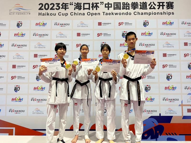 選手 : 江宜珊、劉侑芸、江宜璇、蔡昇良（左至右）。