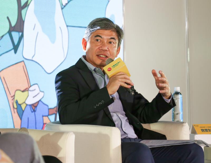 中信銀行人資總管理處總處長魏爾彰資深副總出席中國信託「離家抵家　異同勇闖世界」文化講堂，鼓勵年輕人若有海外職涯規劃，應勇敢走出舒適圈。／中信金控提供