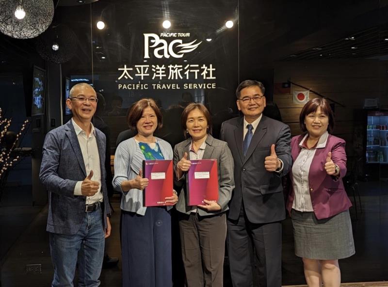 太平洋旅行社社長林志安(左一)、董事長賴美燕(左二)、兆豐銀行信託處處長侯君儀(中)及北台中分行經理吳劍平(右二)簽署合作備忘錄與員工福利信託合約。