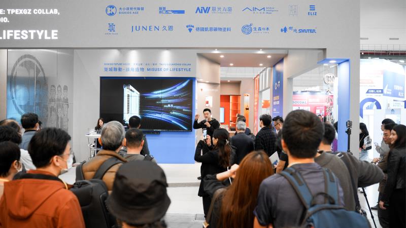 風光Ai窗參與2023台北國際建材展舉辦品牌短講活動，總經理吳律謙分享產品專利，現場人潮眾多。