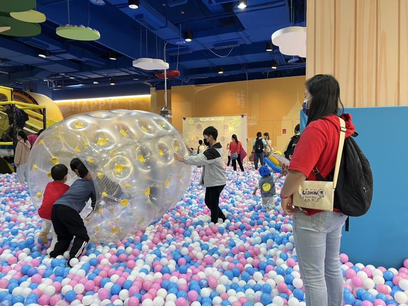 中陽集團志工9日陪著天主教善牧基金會在台中、彰化的安置家園等200位孩童，在耶誕節前夕到異想新樂園遊玩。