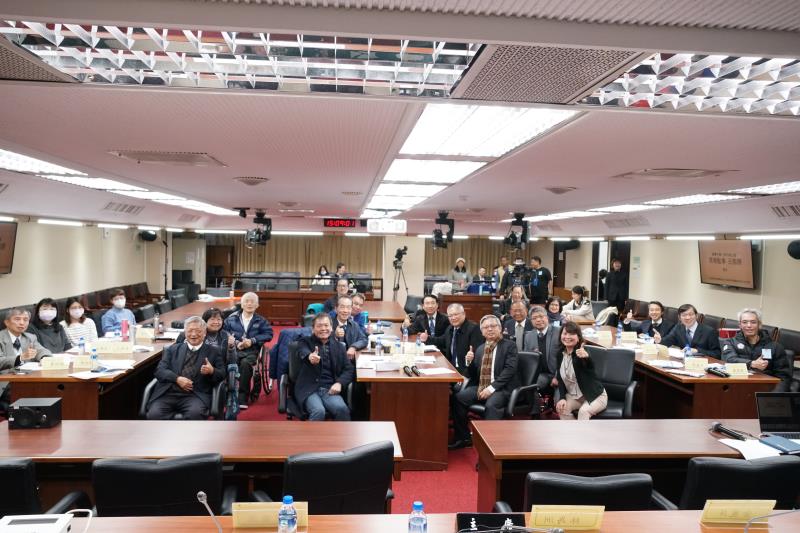 座談會由林為洲委員、徐志榮委員辦公室特助丁旗源以及《雲報》發行人金麗萍共同主持，與會者包括衛福部中醫藥司司長黃怡超、中國醫藥大學教授張永勳、臺北醫學大學王靜瓊教授、中國醫藥大學助理教授謝伯舟、台北市中醫師公會理事長林源泉、台北市中醫師公會副理事長陳仲豪、中華民國中藥商業同業公會全國聯合會榮譽理事長馬逸才、中華民國藥師公會全國聯合會理事長黃金舜、台北市藥師公會理事長尹岱智、台灣中藥經貿文化協會理事長葉甘霖、臺灣中藥工業同業公會理事長陳如麟、臺灣中藥工業同業公會常務監事王郁傑、科達製藥副總經理簡美英及勸奉堂製藥副總經理蔡岱源等產官學研意見領袖，共同為中醫藥未來發展獻策。