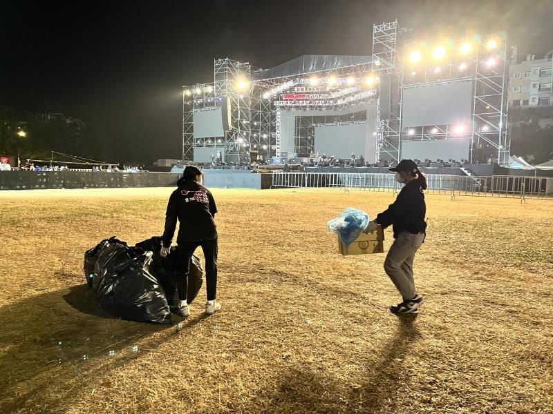 環保局接續出動清潔人員協助掃街，讓市民在元旦一早即感受到整潔的市容，迎接嶄新的一年。