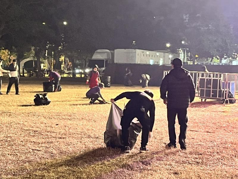 環保局接續出動清潔人員協助掃街，讓市民在元旦一早即感受到整潔的市容，迎接嶄新的一年。