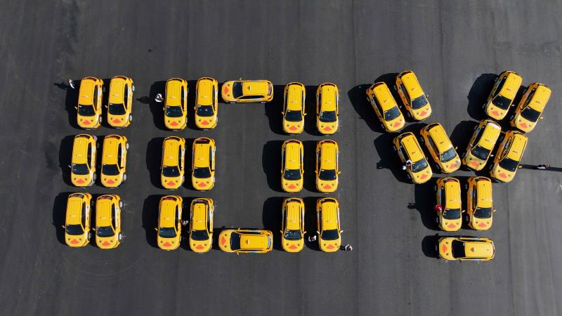 55688集團與高市府攜手推出「小鴨計程車」，集團旗下台灣大車隊計程車排列成10Y字樣，象徵亞灣10年、高雄蛻變。