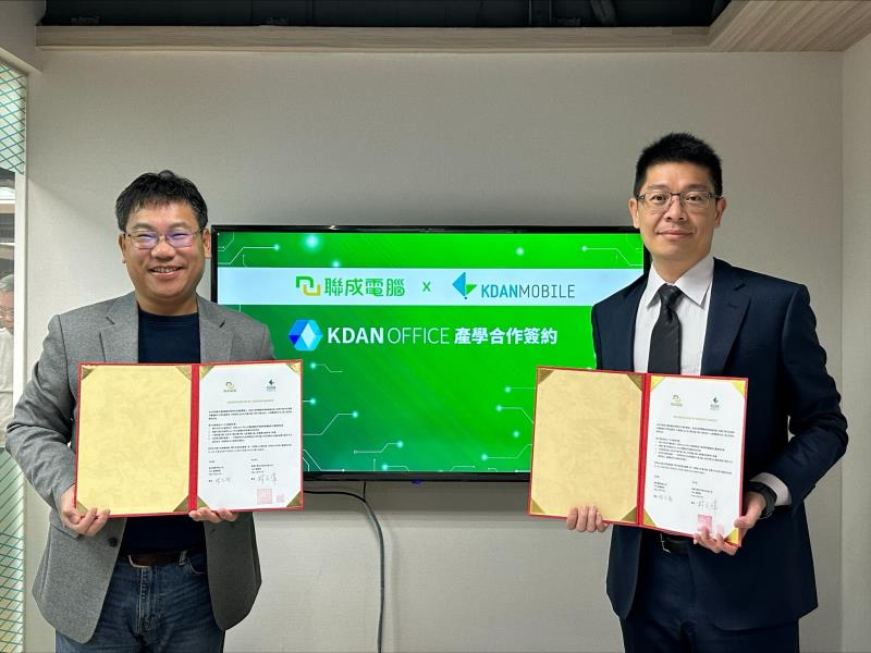 凱鈿總經理林文瑋(右)與聯成副總經理林志堅(左)為後續開設課程簽署產學合作備忘錄。