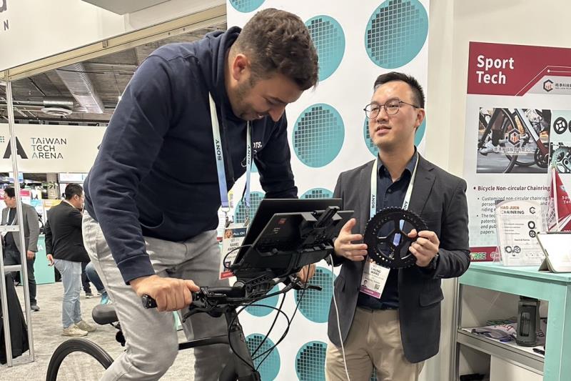 2024CES展現場專家騎乘自行車，體驗非圓形鏈盤與傳統鏈盤差異