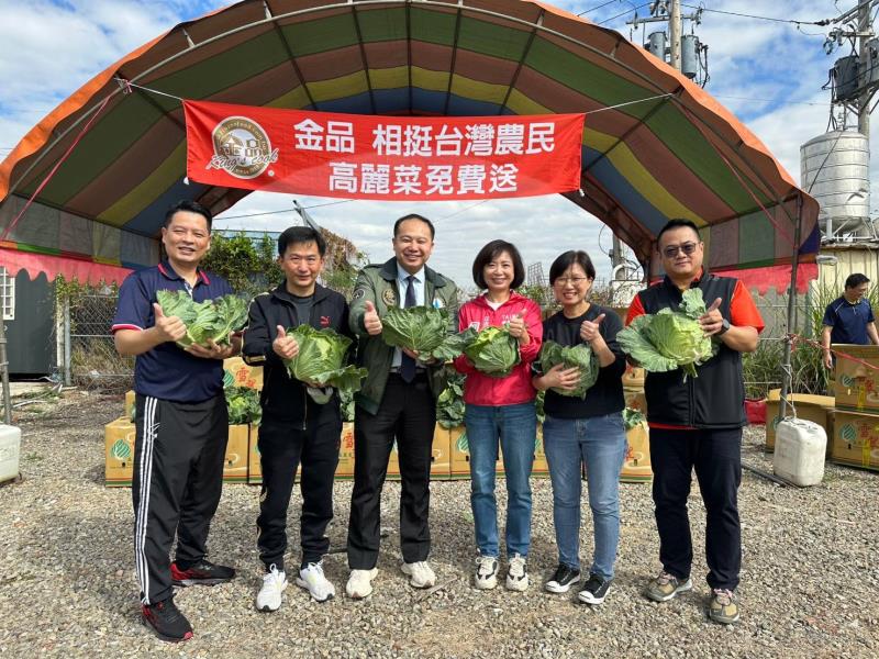 今口香調理食品股份有限公司今天發起「高麗菜免費送，相挺台灣農民」活動，立法委員何欣純（右3）到場力挺。