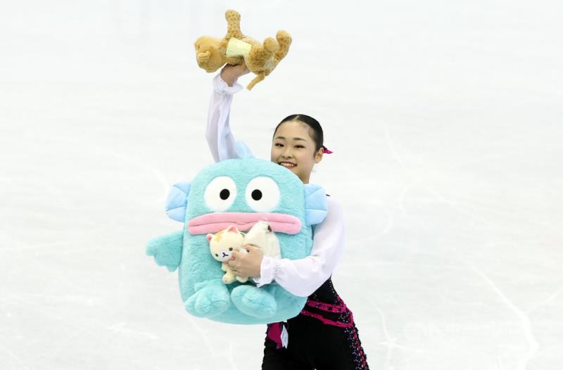 2024年世界青年花式滑冰錦標賽28日在台北小巨蛋登場，尋求連霸的日本選手島田麻央晚間在短曲項目中拿下72.60分，許多冰迷拋下布偶娃娃，她也開心抱著娃娃退場。中央社記者張新偉攝 