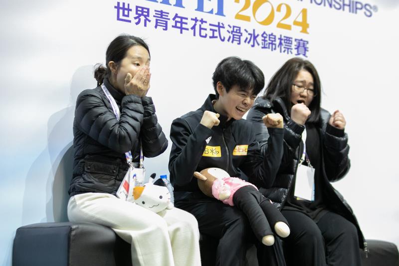 世界青年滑冰錦標賽，男子短曲徐敏圭位居第一。