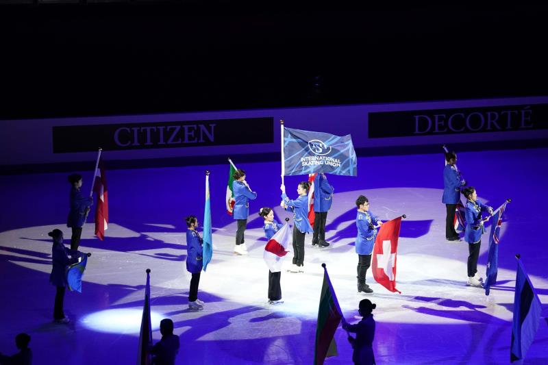 45位旗手身穿湛藍色服裝，在冰面上邁開腳步，揮舞手中旗幟，向冰迷介紹本次參賽的所有代表隊。
