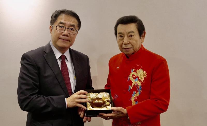 黃偉哲市長致贈台南400紀念茶壺給郭主席。