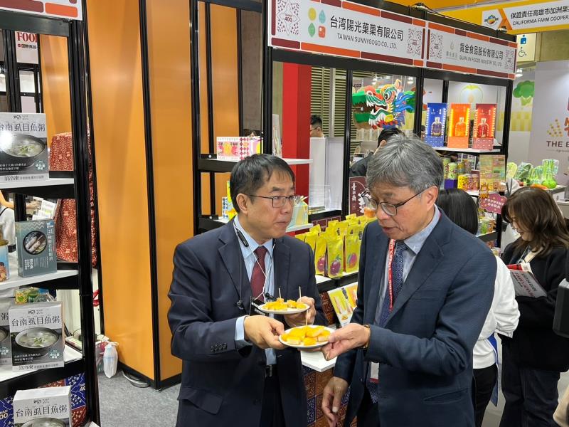 台南市長黃偉哲向農業部陳駿季代理部長介紹台南產品。
