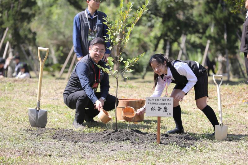 林業及自然保育署林華慶署長植樹。