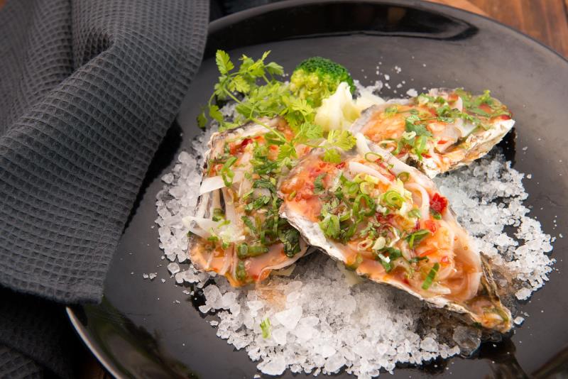 漢來海港本月起升級菜色，於午、晚餐時段供應海鮮控最愛的「松葉蟹腳海鮮鍋」和碩大飽滿的「泰式蒸生蠔」
