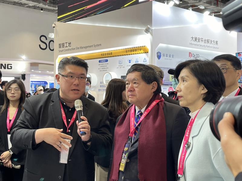 遠傳董事長徐旭東、總經理井琪將遠傳自身實踐有成的數位淨零雙軸轉型能量充分呈現。