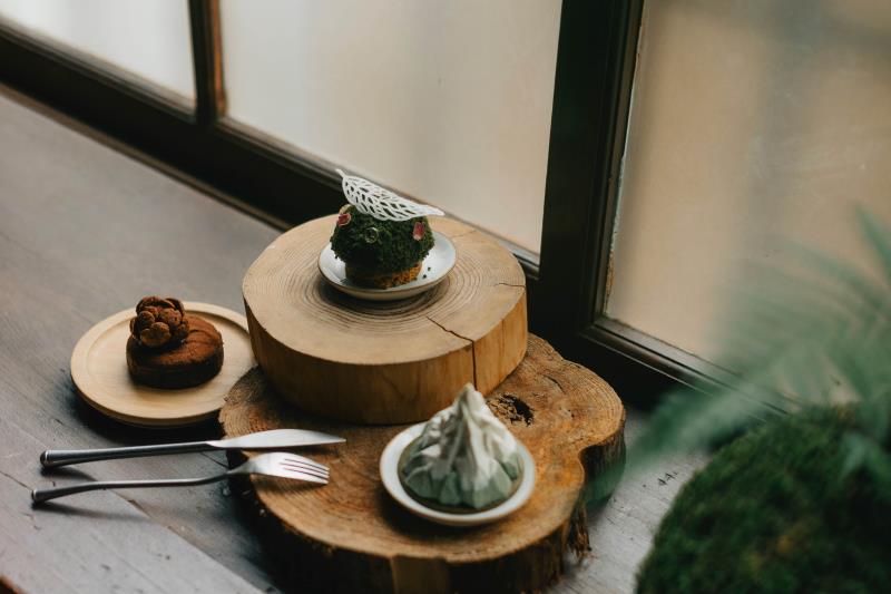 綠帶純植物烘焙特別打造出台灣高、中、低海拔的山林植物為概念的三款獨家甜點：「玉山塔」、「松果布朗尼」以及「綠色精靈」。