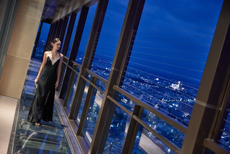 嘉義福容voco位於32樓的高空玻璃步道，白天遠眺阿里山，晚上一覽無遺嘉義美麗夜景