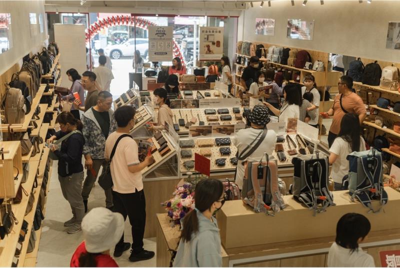 74ounce 全家人的包購物店  插旗嘉義市區 3/30開幕