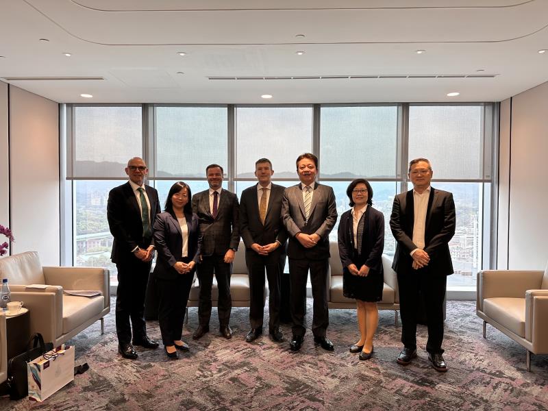 澳洲政府貿易投資委員會執行長（左四）拜訪台肥李孫榮董事長（右三）