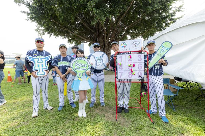 雲朵姐姐(前中)出席參加臺北興富發棒球隊棒球課。