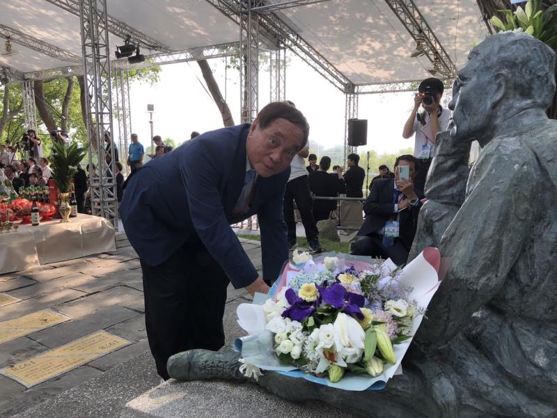 黃清山帶領八田基金會成員向八田技師銅像獻花致意