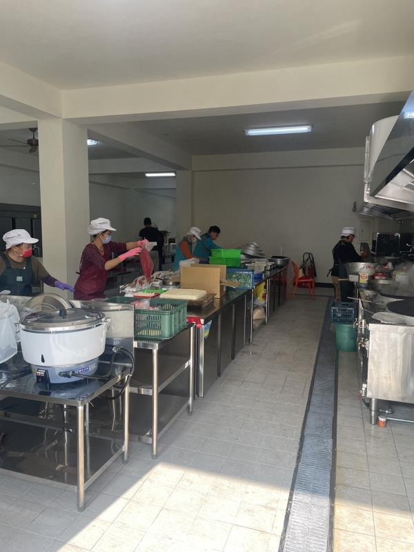 黃清山獨自捐贈的中央廚房大樓已經開始試營運，每天能夠提供500個便當給毒局老人與弱勢民眾。