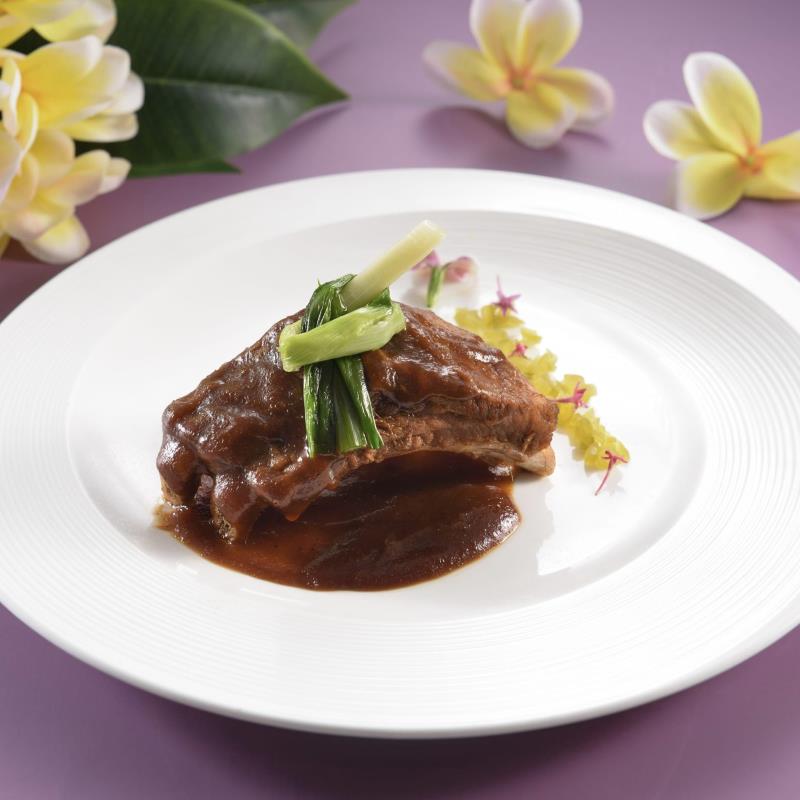 「老菜彌新」結合了香草豬帶骨肋排、梅子和青芒果，是一道經典粵菜春梅排骨融合當代料理手法的創新佳餚，象徵台灣多元族群風貌。（福爾摩沙遊艇酒店攝）。