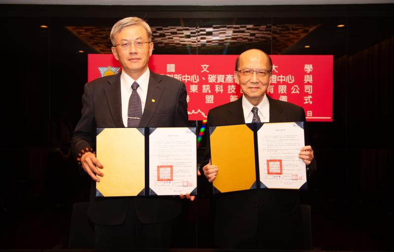 東訊公司劉兆凱董事長（右）與文化大學王志誠副校長（左）簽署產學合作備忘錄。