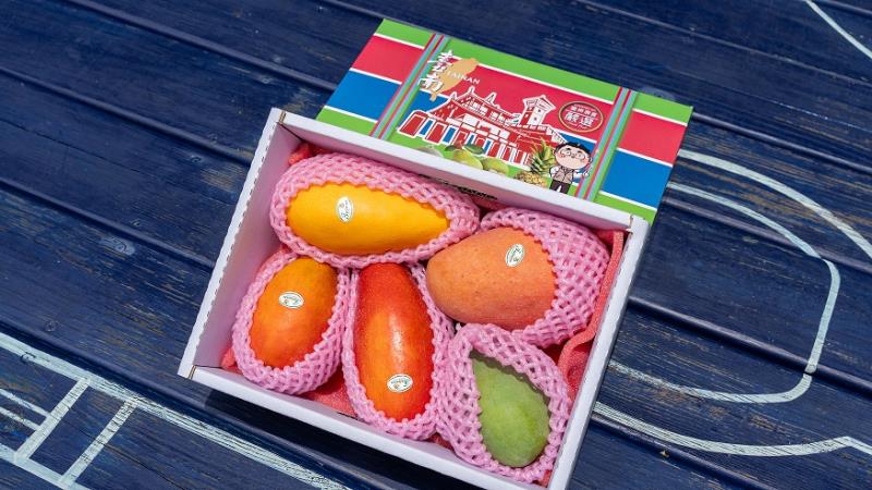 臺南市最新推出的芒果寶盒，則會依採收時間，隨機混合愛文、西施、海頓、烏香、萬清香、玉文、蜜芒、金煌等其中3、4種芒果，別具創意。