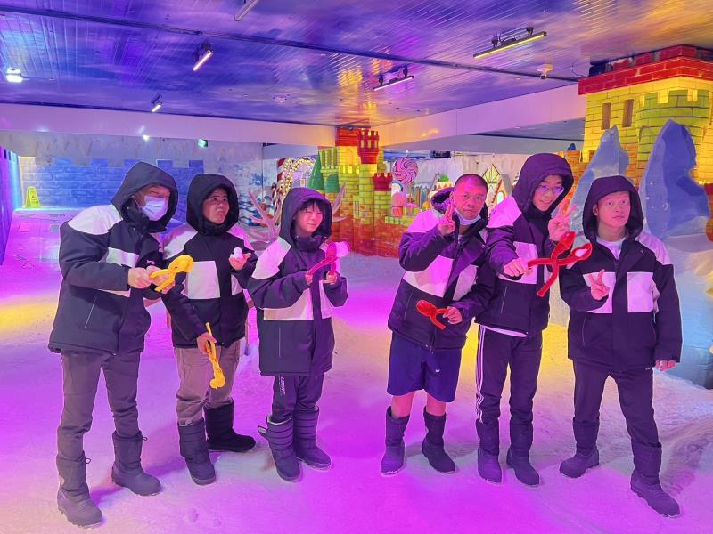 40位來自台中地區的唐寶寶3日在中陽集團志工、唐氏症基金會老師的陪伴下，到大里藝術廣場的「異想新樂園」遊玩。